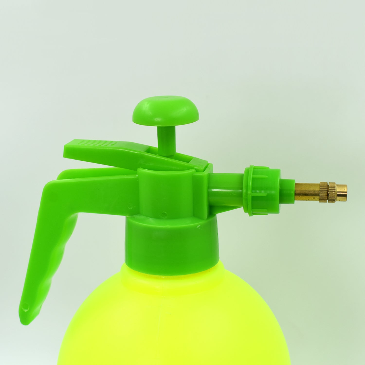 2 L FF Garden Sprayer used in all kinds of garden and park for sprinkling and showering purposes.