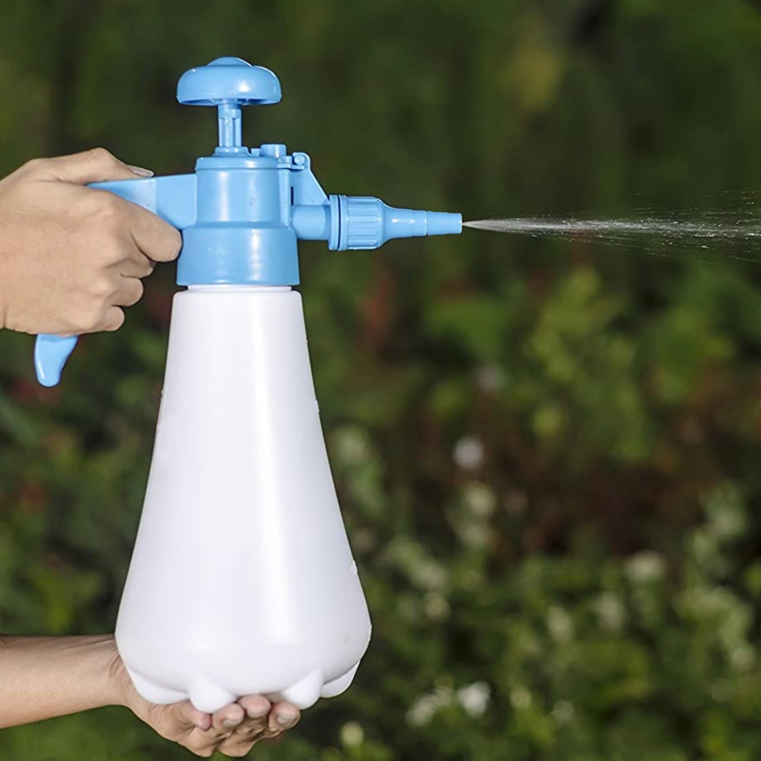 1 litre Garden Sprayer used in all kinds of garden and park for sprinkling and showering purposes.