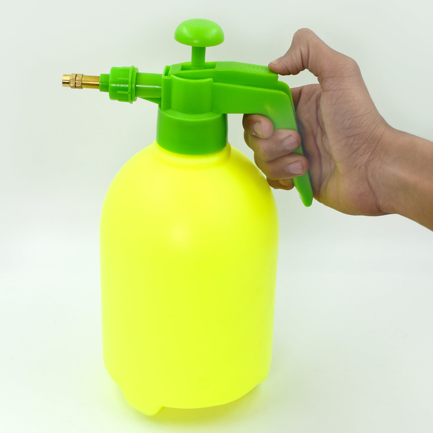 2 L FF Garden Sprayer used in all kinds of garden and park for sprinkling and showering purposes.