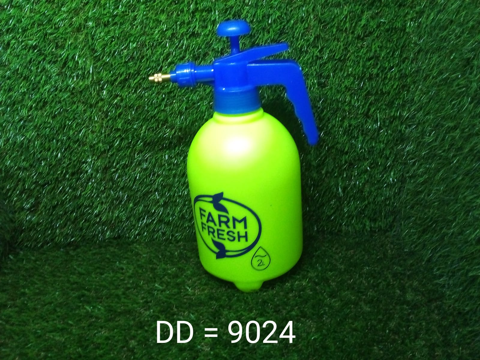 2 L FF Garden Sprayer used in all kinds of garden and park for sprinkling and showering purposes.