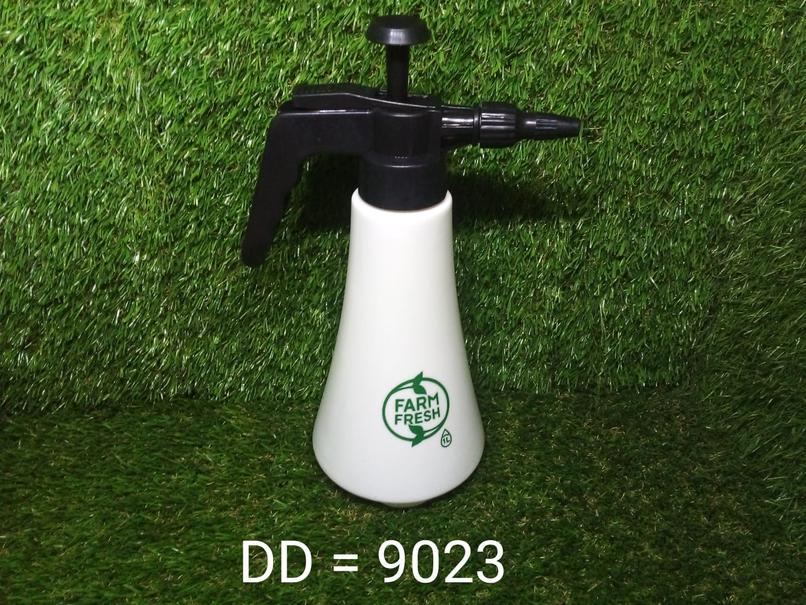 1 litre Garden Sprayer used in all kinds of garden and park for sprinkling and showering purposes.